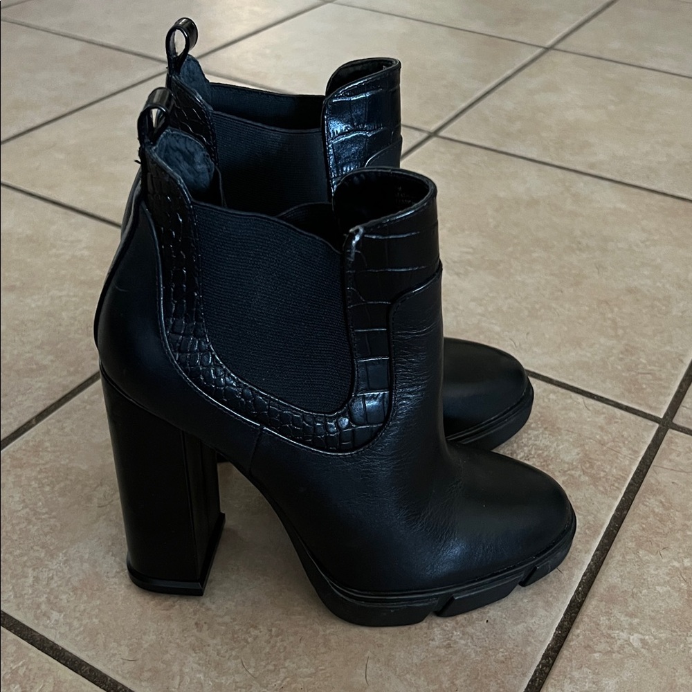 Like New! GB Gianni Bini Black Heeled Ankle Boots - Picture 5 of 9